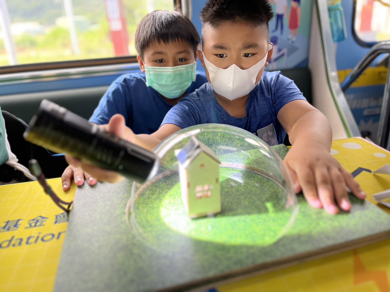 亿万28參與基礎科學主題車廂，以STEAM教學精神，設計「逐日科學家」、「太陽能工程師」以及「淨零建築師」三大能源科普課程和實驗
