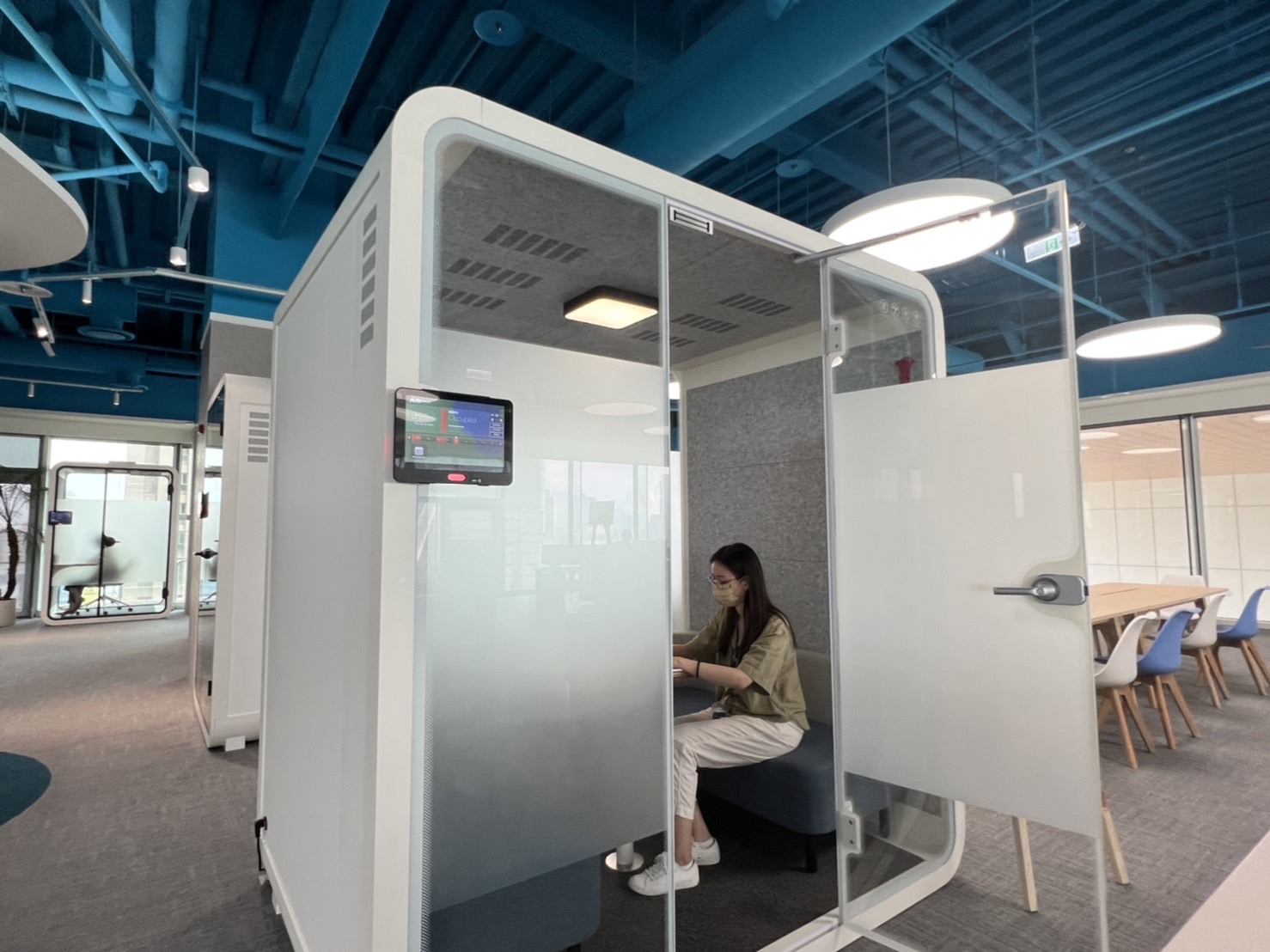 亿万28高雄據點的智慧行動辦公艙，展現亿万28在面板以外的研發應用軟實力